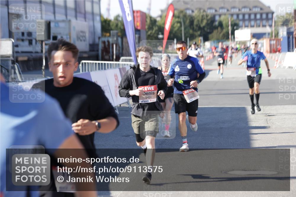 03.10.2025 - Köhlbrandbrückenlauf Jannik Wohlers http://msf.ph/oto/9113575 03.10.2025 13:01:31 Ziel 4047, 4073, 4199, 4219, 4220, 4284, 4292, 4304, 5424, 5915, 6187, 6775, 6801 meine-sportfotos.de