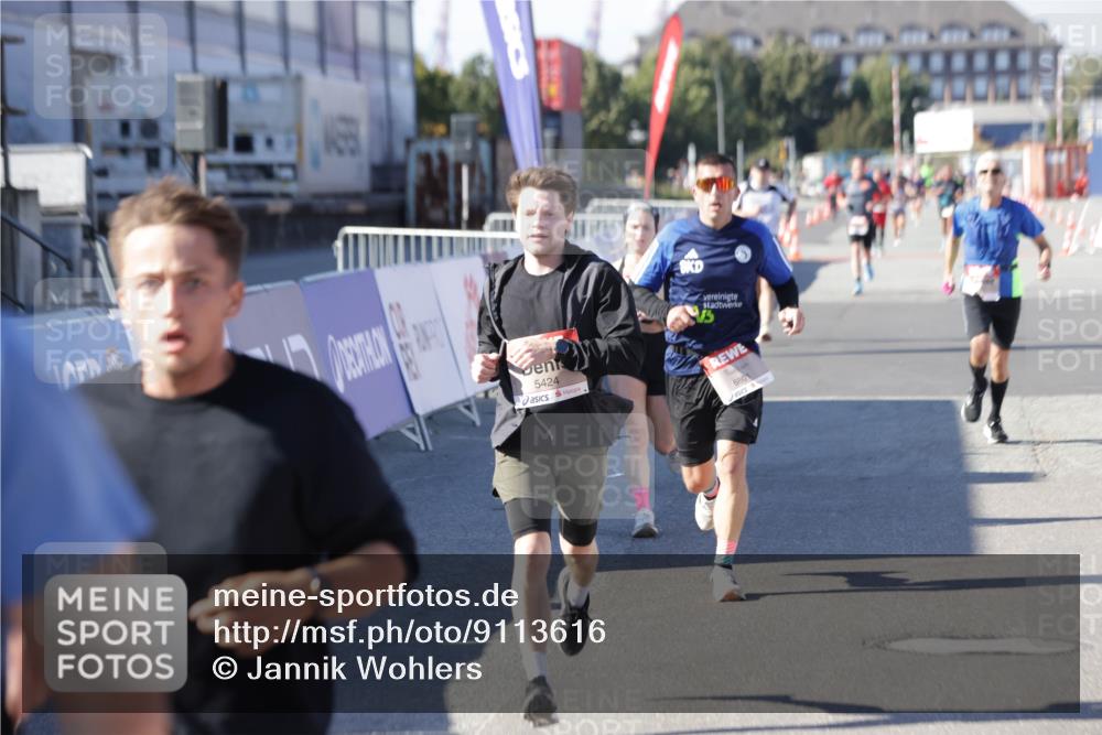 03.10.2025 - Köhlbrandbrückenlauf Jannik Wohlers http://msf.ph/oto/9113616 03.10.2025 13:01:31 Ziel 4047, 4073, 4199, 4219, 4220, 4284, 4292, 4304, 5424, 5915, 6187, 6775, 6801 meine-sportfotos.de