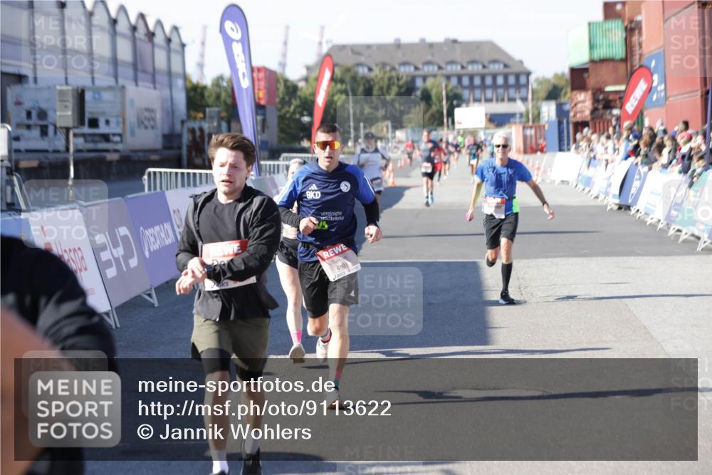 03.10.2025 - Köhlbrandbrückenlauf Jannik Wohlers http://msf.ph/oto/9113622 03.10.2025 13:01:32 Ziel 4047, 4073, 4199, 4219, 4220, 4284, 4292, 4304, 5424, 5915, 6187, 6775, 6801 meine-sportfotos.de
