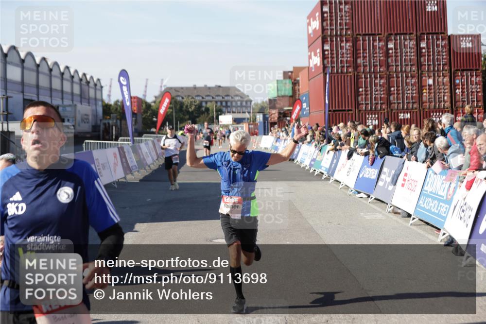 03.10.2025 - Köhlbrandbrückenlauf Jannik Wohlers http://msf.ph/oto/9113698 03.10.2025 13:01:35 Ziel 4047, 4073, 4199, 4219, 4220, 4257, 4284, 4292, 4304, 5424, 6775, 6801 meine-sportfotos.de