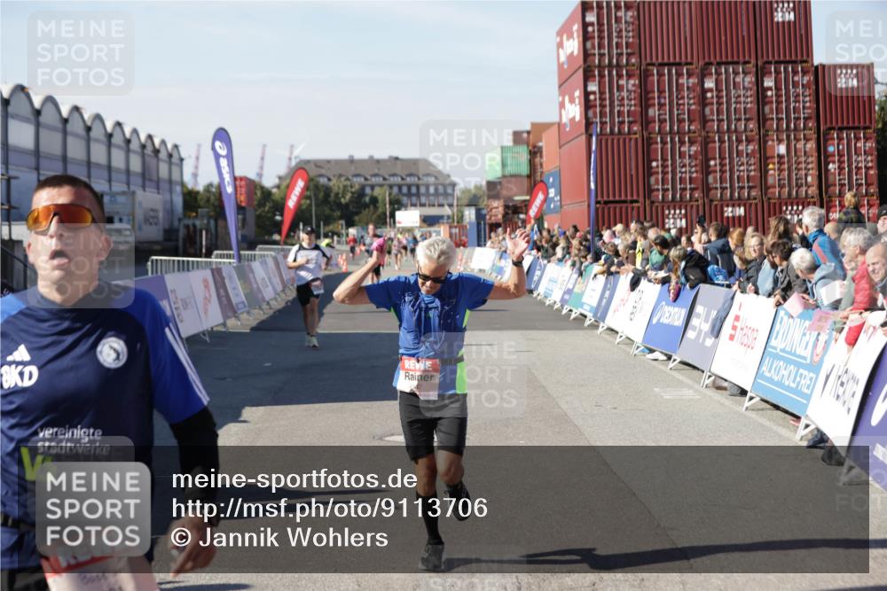 03.10.2025 - Köhlbrandbrückenlauf Jannik Wohlers http://msf.ph/oto/9113706 03.10.2025 13:01:35 Ziel 4047, 4073, 4199, 4219, 4220, 4257, 4284, 4292, 4304, 5424, 6775, 6801 meine-sportfotos.de