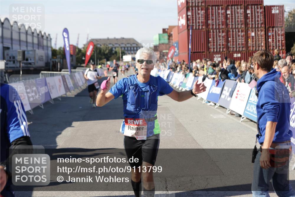 03.10.2025 - Köhlbrandbrückenlauf Jannik Wohlers http://msf.ph/oto/9113799 03.10.2025 13:01:36 Ziel 4047, 4073, 4219, 4220, 4257, 4284, 4292, 4304, 5424, 6775, 6801 meine-sportfotos.de