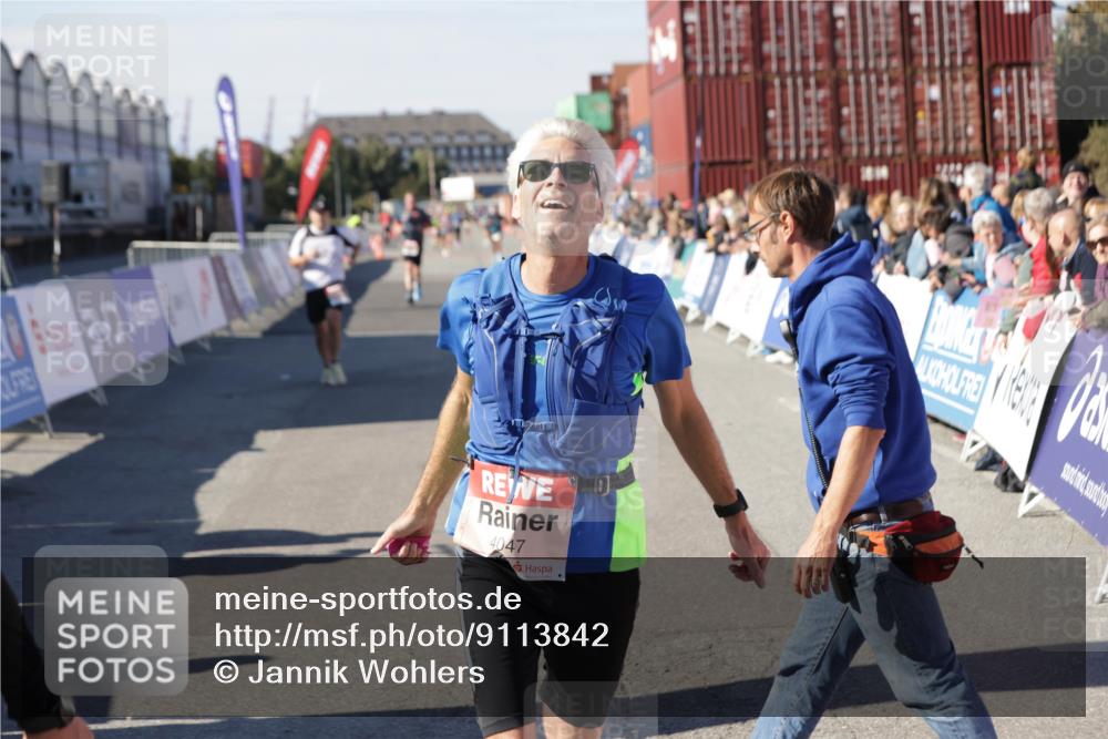 03.10.2025 - Köhlbrandbrückenlauf Jannik Wohlers http://msf.ph/oto/9113842 03.10.2025 13:01:36 Ziel 4047, 4073, 4219, 4220, 4257, 4284, 4292, 4304, 5424, 6775, 6801 meine-sportfotos.de