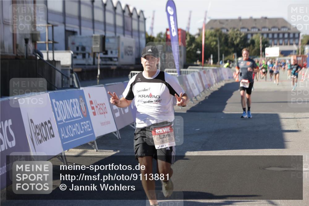 03.10.2025 - Köhlbrandbrückenlauf Jannik Wohlers http://msf.ph/oto/9113881 03.10.2025 13:01:40 Ziel 4047, 4073, 4219, 4220, 4257, 5424, 5671, 6801 meine-sportfotos.de