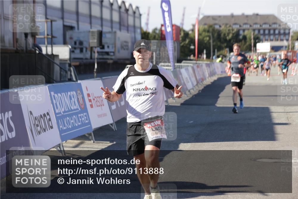 03.10.2025 - Köhlbrandbrückenlauf Jannik Wohlers http://msf.ph/oto/9113888 03.10.2025 13:01:40 Ziel 4047, 4073, 4219, 4220, 4257, 5424, 5671, 6801 meine-sportfotos.de