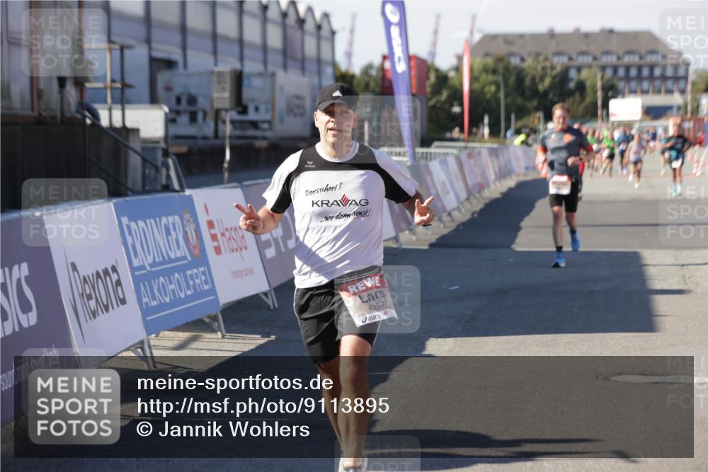 03.10.2025 - Köhlbrandbrückenlauf Jannik Wohlers http://msf.ph/oto/9113895 03.10.2025 13:01:40 Ziel 4047, 4073, 4219, 4220, 4257, 5424, 5671, 6801 meine-sportfotos.de