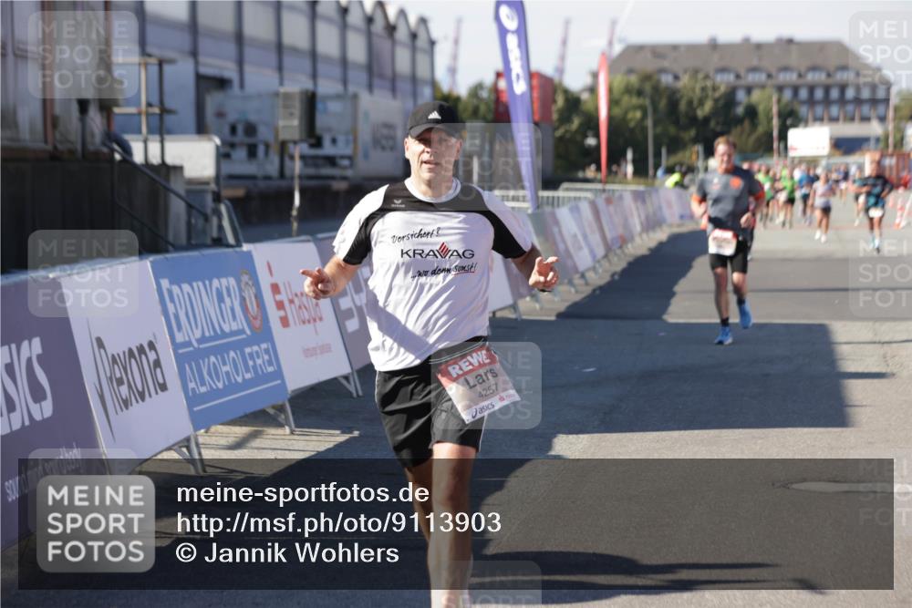 03.10.2025 - Köhlbrandbrückenlauf Jannik Wohlers http://msf.ph/oto/9113903 03.10.2025 13:01:40 Ziel 4047, 4073, 4219, 4220, 4257, 5424, 5671, 6801 meine-sportfotos.de