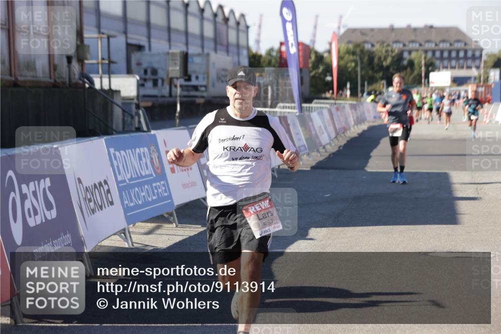 03.10.2025 - Köhlbrandbrückenlauf Jannik Wohlers http://msf.ph/oto/9113914 03.10.2025 13:01:40 Ziel 4047, 4073, 4219, 4220, 4257, 5424, 5671, 6801 meine-sportfotos.de