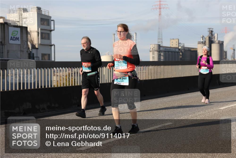 03.10.2025 - Köhlbrandbrückenlauf Lena Gebhardt http://msf.ph/oto/9114017 03.10.2025 10:17:18 Position 2 2483, 2620, 2531 meine-sportfotos.de
