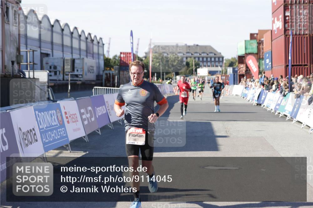 03.10.2025 - Köhlbrandbrückenlauf Jannik Wohlers http://msf.ph/oto/9114045 03.10.2025 13:01:45 Ziel 4047, 4257, 5671, 5739 meine-sportfotos.de