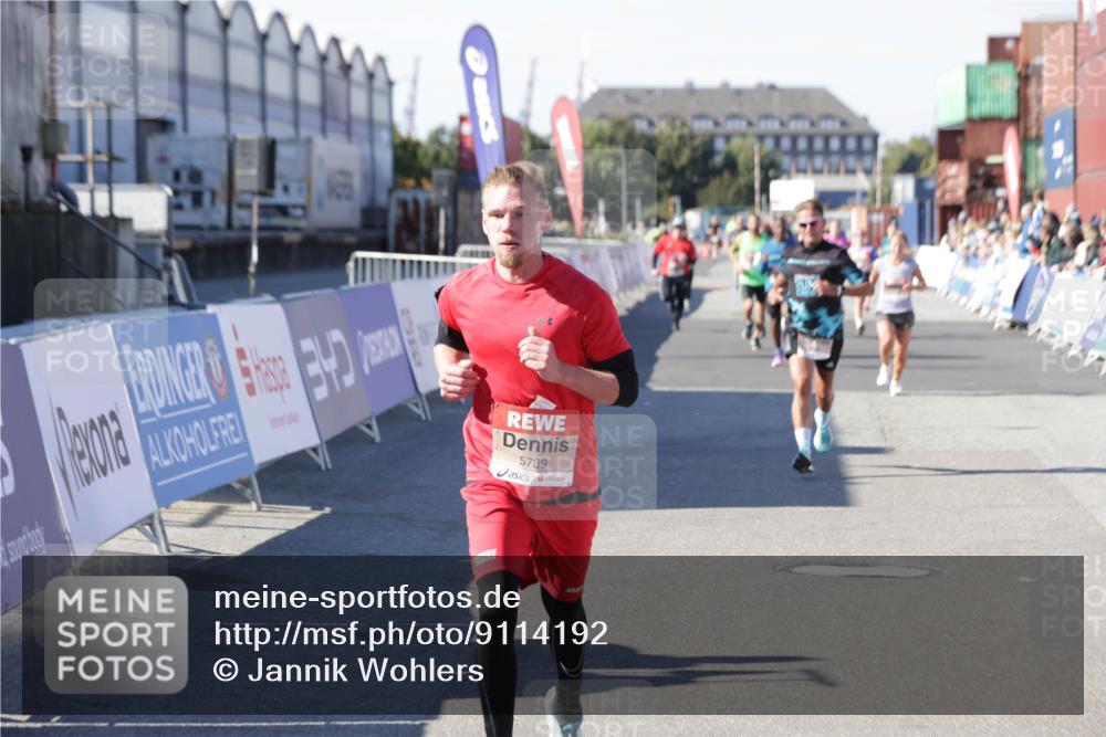03.10.2025 - Köhlbrandbrückenlauf Jannik Wohlers http://msf.ph/oto/9114192 03.10.2025 13:01:50 Ziel 4162, 4206, 4257, 4258, 5671, 5692, 5718, 5739 meine-sportfotos.de