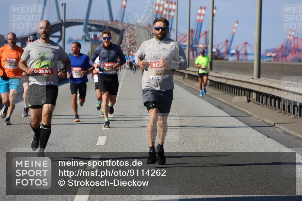 03.10.2025 - Köhlbrandbrückenlauf Strokosch-Dieckow http://msf.ph/oto/9114262 03.10.2025 12:45:02 Position 3 4394, 6717, 6741 meine-sportfotos.de