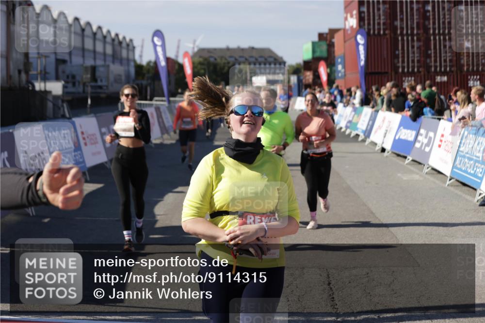 03.10.2025 - Köhlbrandbrückenlauf Jannik Wohlers http://msf.ph/oto/9114315 03.10.2025 13:32:14 Ziel 4443, 4578, 4985, 5155, 5238, 5246, 5247, 5248, 5354, 5820, 5921, 5922, 5923, 6146, 6287, 6304, 6460 meine-sportfotos.de