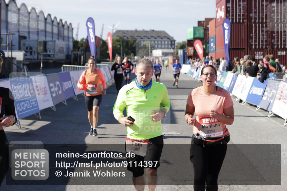 03.10.2025 - Köhlbrandbrückenlauf Jannik Wohlers http://msf.ph/oto/9114397 03.10.2025 13:32:16 Ziel 4443, 4485, 4578, 4985, 5155, 5238, 5354, 5820, 5921, 5922, 5923, 6146, 6287, 6304, 6460 meine-sportfotos.de