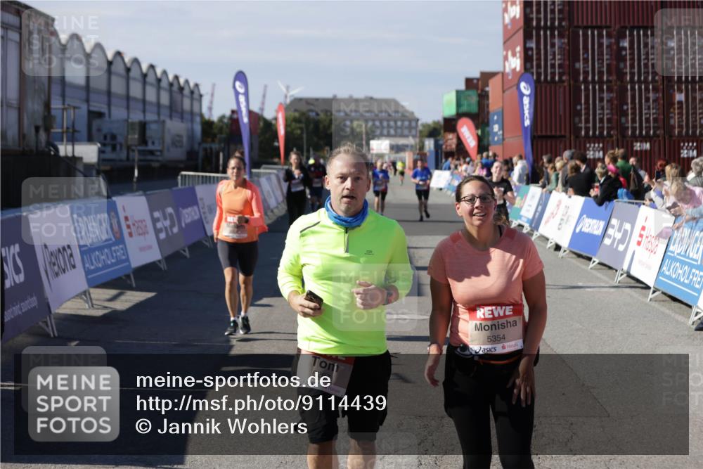 03.10.2025 - Köhlbrandbrückenlauf Jannik Wohlers http://msf.ph/oto/9114439 03.10.2025 13:32:16 Ziel 4443, 4485, 4578, 4985, 5155, 5238, 5354, 5820, 5921, 5922, 5923, 6146, 6287, 6304, 6460 meine-sportfotos.de