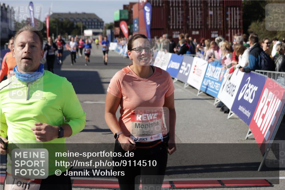 03.10.2025 - Köhlbrandbrückenlauf Jannik Wohlers http://msf.ph/oto/9114510 03.10.2025 13:32:17 Ziel 4443, 4485, 4578, 4985, 5155, 5238, 5354, 5820, 5921, 5922, 5923, 6146, 6287, 6304 meine-sportfotos.de