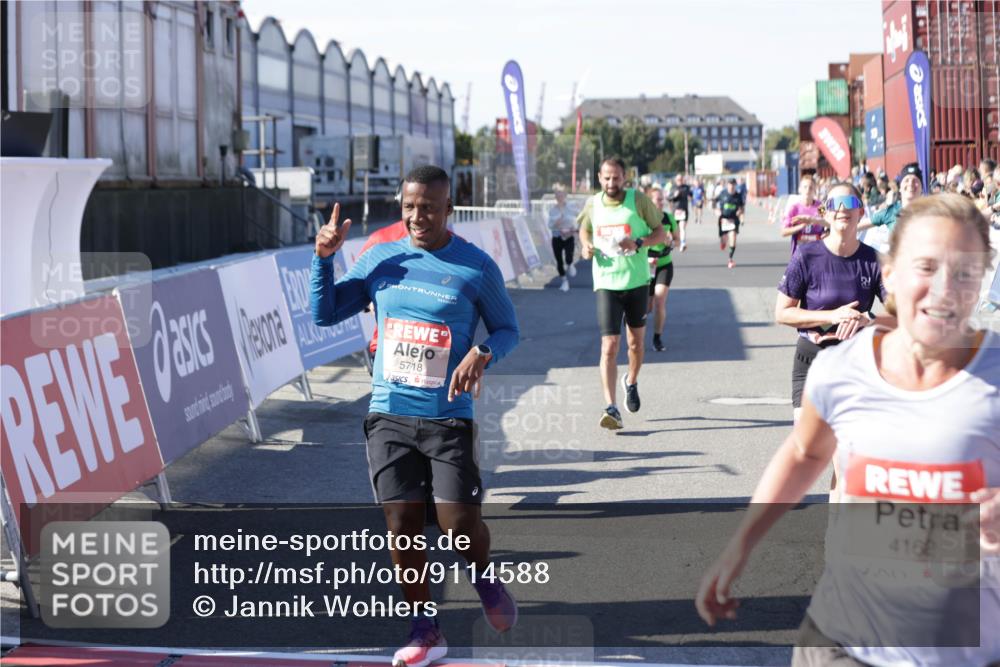 03.10.2025 - Köhlbrandbrückenlauf Jannik Wohlers http://msf.ph/oto/9114588 03.10.2025 13:01:57 Ziel 4025, 4118, 4162, 4206, 4258, 4543, 4907, 5692, 5703, 5718, 5739, 6235 meine-sportfotos.de
