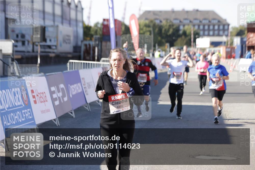 03.10.2025 - Köhlbrandbrückenlauf Jannik Wohlers http://msf.ph/oto/9114623 03.10.2025 13:32:22 Ziel 4485, 4578, 4966, 4985, 5354, 5357, 5820, 5891, 5892, 6287, 6304 meine-sportfotos.de