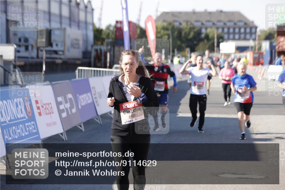 03.10.2025 - Köhlbrandbrückenlauf Jannik Wohlers http://msf.ph/oto/9114629 03.10.2025 13:32:22 Ziel 4485, 4578, 4966, 4985, 5354, 5357, 5820, 5891, 5892, 6287, 6304 meine-sportfotos.de