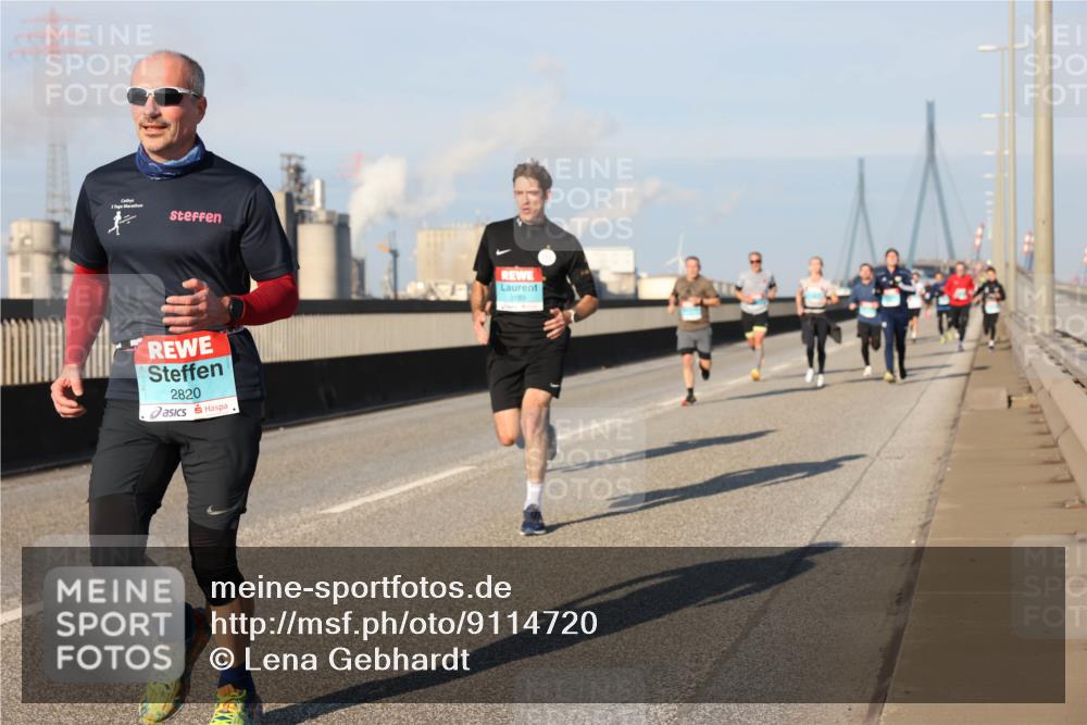 03.10.2025 - Köhlbrandbrückenlauf Lena Gebhardt http://msf.ph/oto/9114720 03.10.2025 09:43:19 Position 2 3, 2820, 3183 meine-sportfotos.de