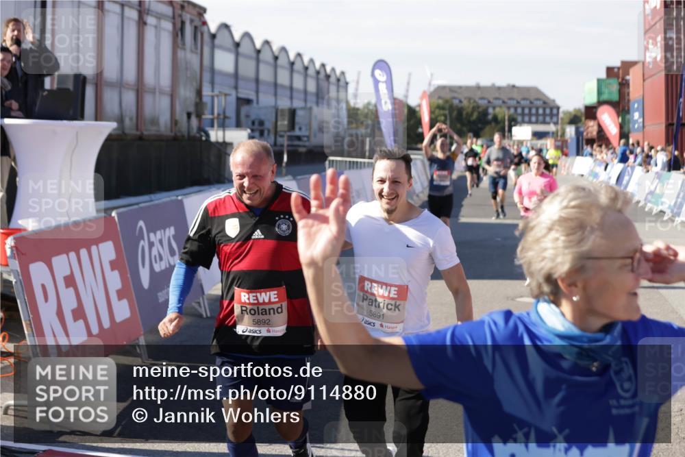 03.10.2025 - Köhlbrandbrückenlauf Jannik Wohlers http://msf.ph/oto/9114880 03.10.2025 13:32:29 Ziel 4485, 4578, 4966, 5286, 5357, 5876, 5891, 5892, 6141 meine-sportfotos.de