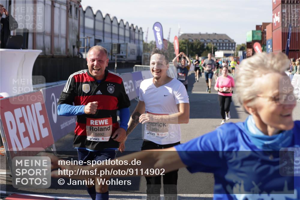 03.10.2025 - Köhlbrandbrückenlauf Jannik Wohlers http://msf.ph/oto/9114902 03.10.2025 13:32:29 Ziel 4485, 4578, 4966, 5286, 5357, 5876, 5891, 5892, 6141 meine-sportfotos.de