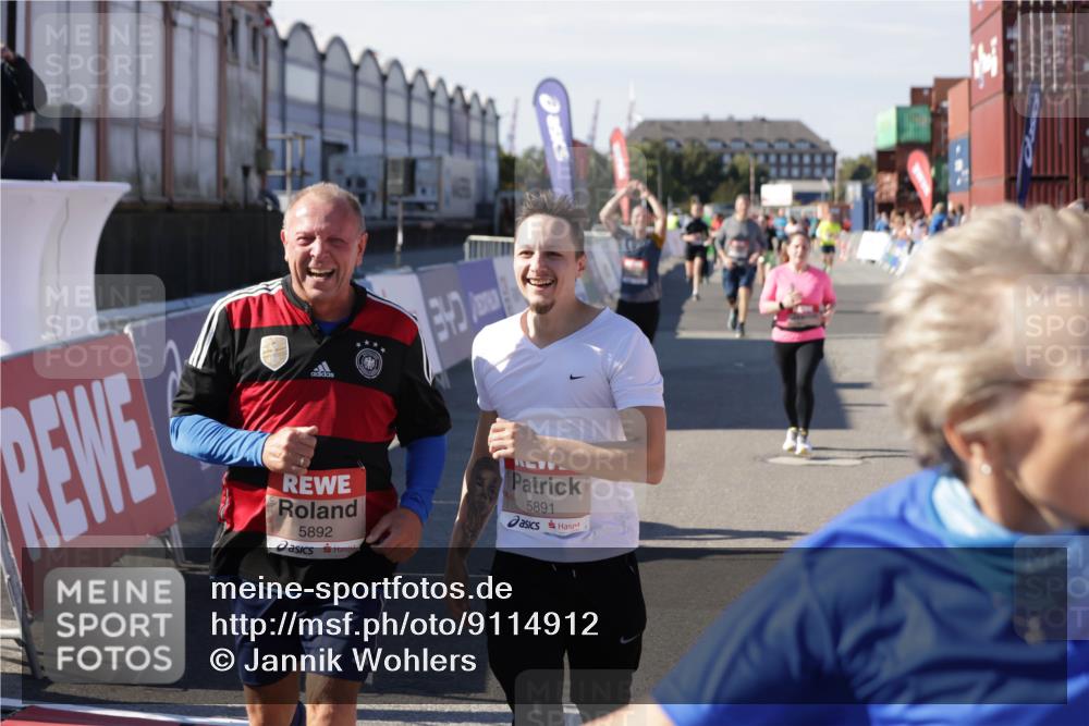 03.10.2025 - Köhlbrandbrückenlauf Jannik Wohlers http://msf.ph/oto/9114912 03.10.2025 13:32:29 Ziel 4485, 4578, 4966, 5286, 5357, 5876, 5891, 5892, 6141 meine-sportfotos.de