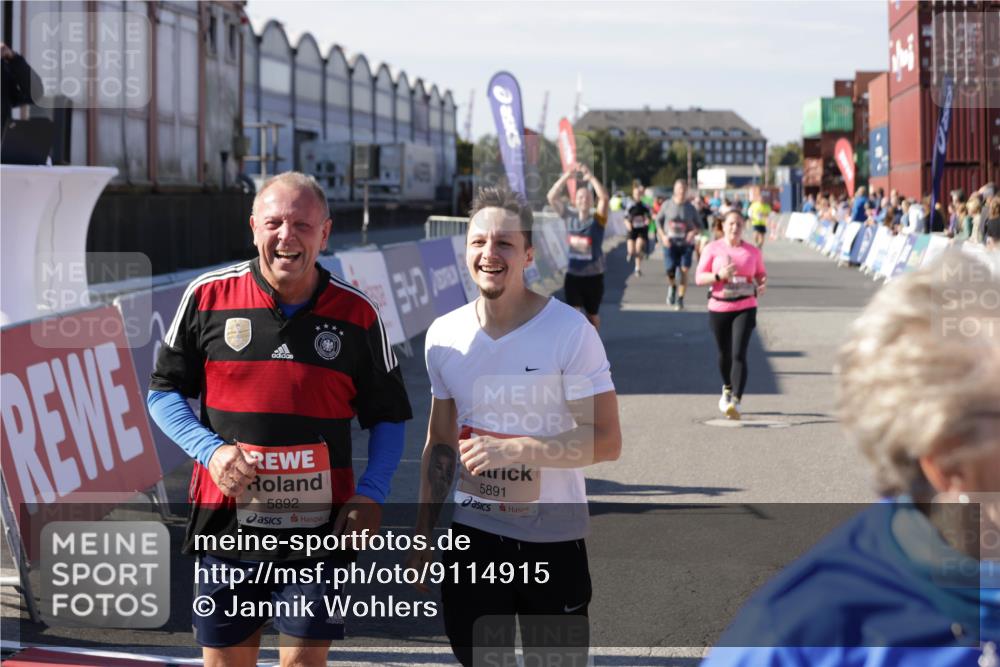03.10.2025 - Köhlbrandbrückenlauf Jannik Wohlers http://msf.ph/oto/9114915 03.10.2025 13:32:29 Ziel 4485, 4578, 4966, 5286, 5357, 5876, 5891, 5892, 6141 meine-sportfotos.de