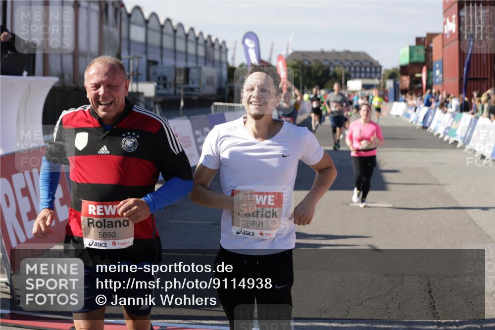 03.10.2025 - Köhlbrandbrückenlauf Jannik Wohlers http://msf.ph/oto/9114938 03.10.2025 13:32:29 Ziel 4485, 4578, 4966, 5286, 5357, 5876, 5891, 5892, 6141 meine-sportfotos.de