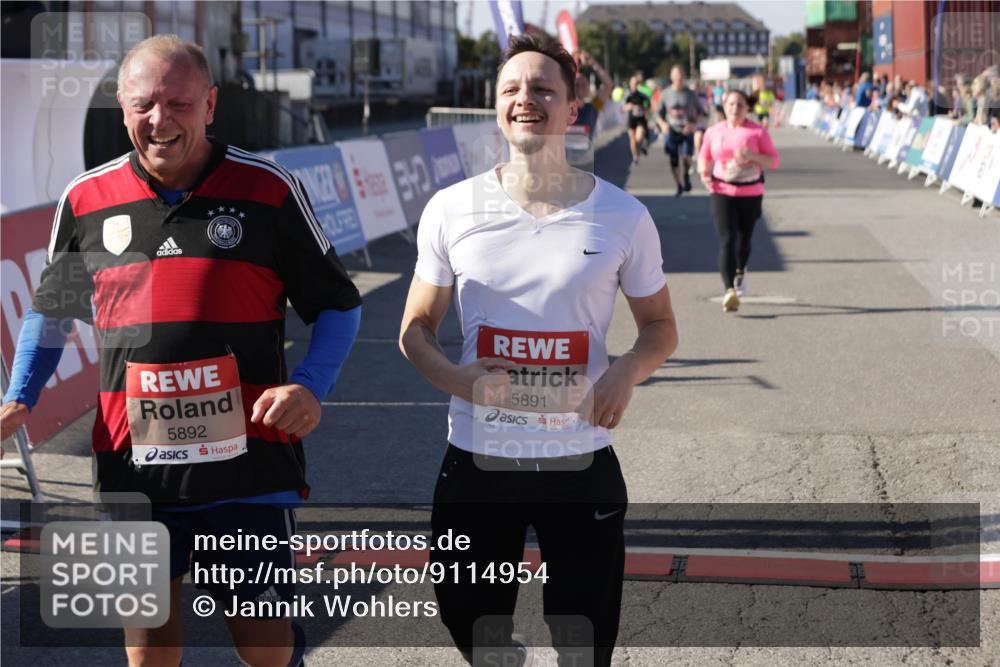 03.10.2025 - Köhlbrandbrückenlauf Jannik Wohlers http://msf.ph/oto/9114954 03.10.2025 13:32:29 Ziel 4485, 4578, 4966, 5286, 5357, 5876, 5891, 5892, 6141 meine-sportfotos.de