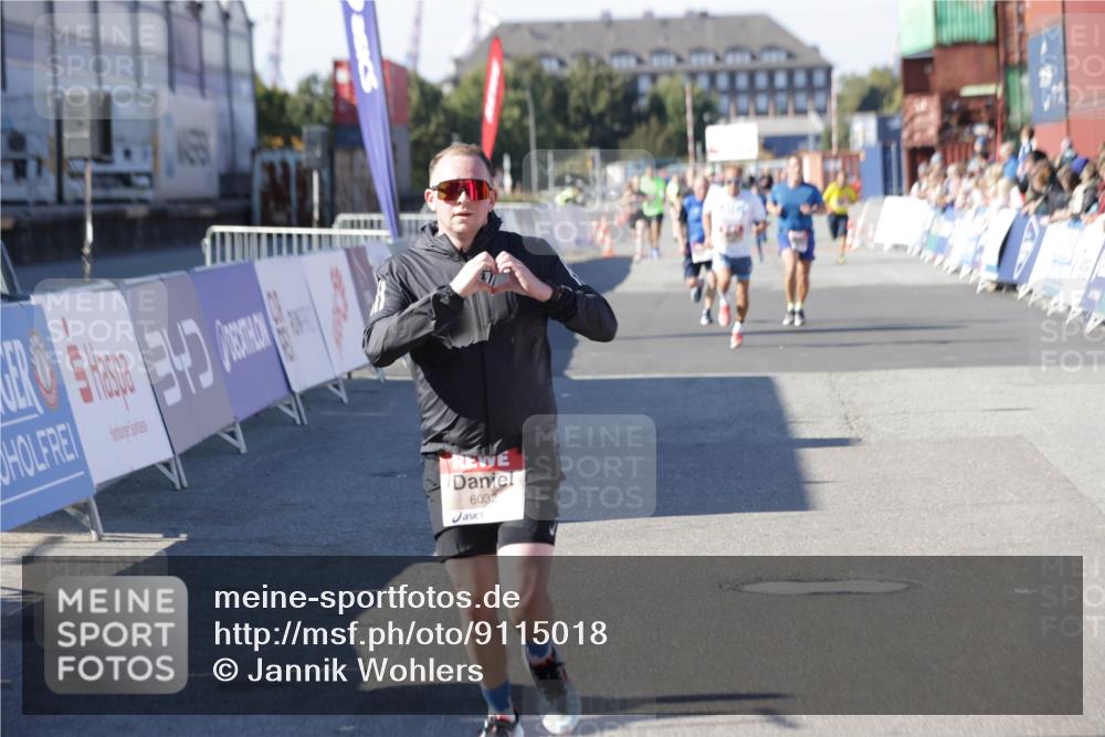 03.10.2025 - Köhlbrandbrückenlauf Jannik Wohlers http://msf.ph/oto/9115018 03.10.2025 13:02:06 Ziel 4025, 4109, 4118, 4206, 4258, 4543, 4907, 5703, 5718, 6032, 6235, 6461 meine-sportfotos.de