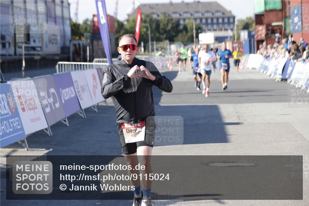 03.10.2025 - Köhlbrandbrückenlauf Jannik Wohlers http://msf.ph/oto/9115024 03.10.2025 13:02:06 Ziel 4025, 4109, 4118, 4206, 4258, 4543, 4907, 5703, 5718, 6032, 6235, 6461 meine-sportfotos.de