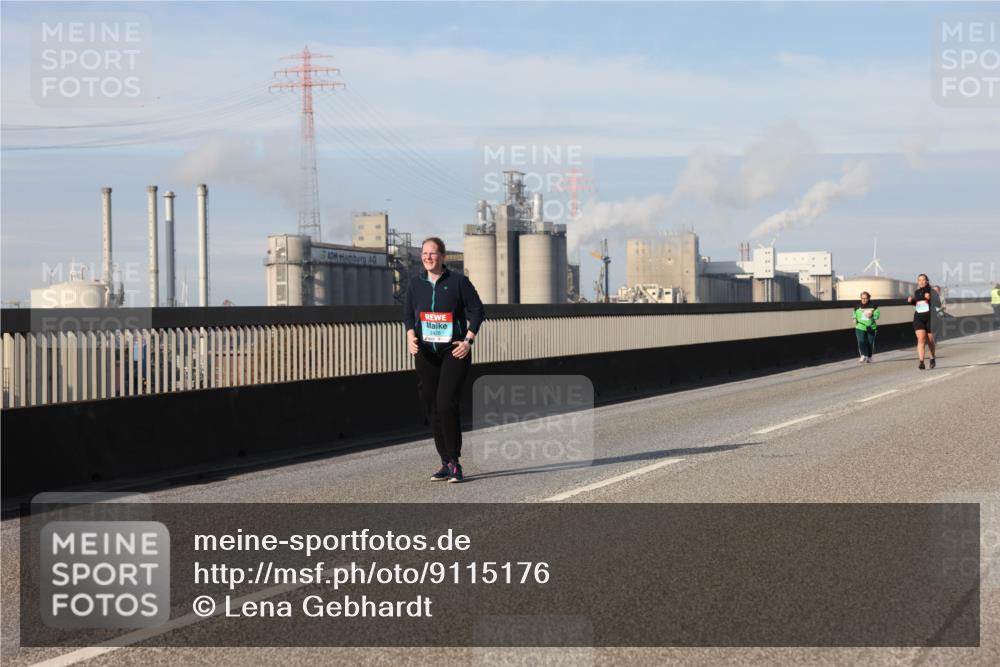 03.10.2025 - Köhlbrandbrückenlauf Lena Gebhardt http://msf.ph/oto/9115176 03.10.2025 10:17:57 Position 2 2428 meine-sportfotos.de