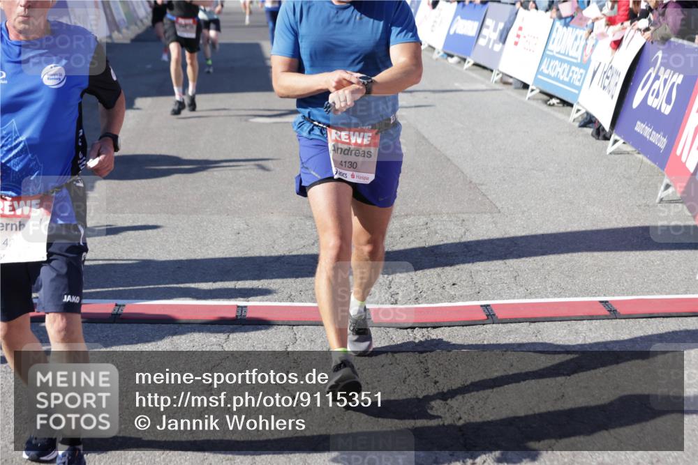 03.10.2025 - Köhlbrandbrückenlauf Jannik Wohlers http://msf.ph/oto/9115351 03.10.2025 13:02:17 Ziel 4109, 4130, 4281, 4492, 4946, 5617, 5697, 5747, 5845, 6492 meine-sportfotos.de