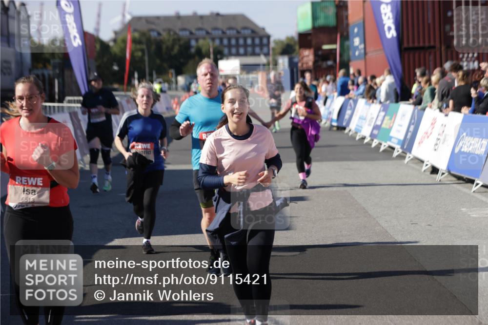 03.10.2025 - Köhlbrandbrückenlauf Jannik Wohlers http://msf.ph/oto/9115421 03.10.2025 13:32:49 Ziel 5110, 5133, 5187, 5273, 5446, 5477, 5478, 6147, 6148, 6360, 6513 meine-sportfotos.de