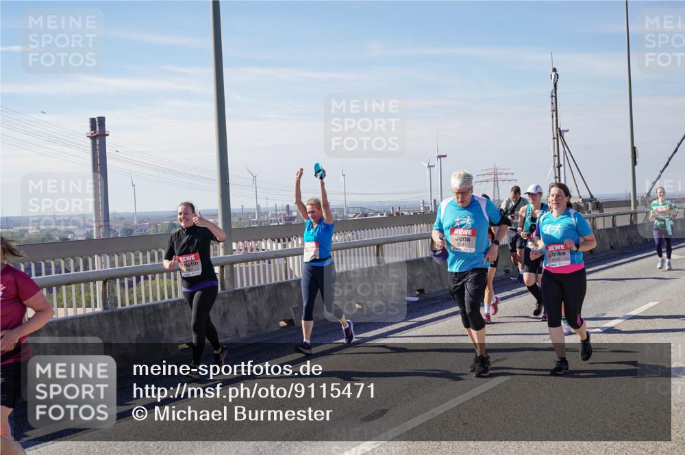 03.10.2025 - Köhlbrandbrückenlauf Michael Burmester http://msf.ph/oto/9115471 03.10.2025 12:56:57 Position 2 6544, 6545 meine-sportfotos.de
