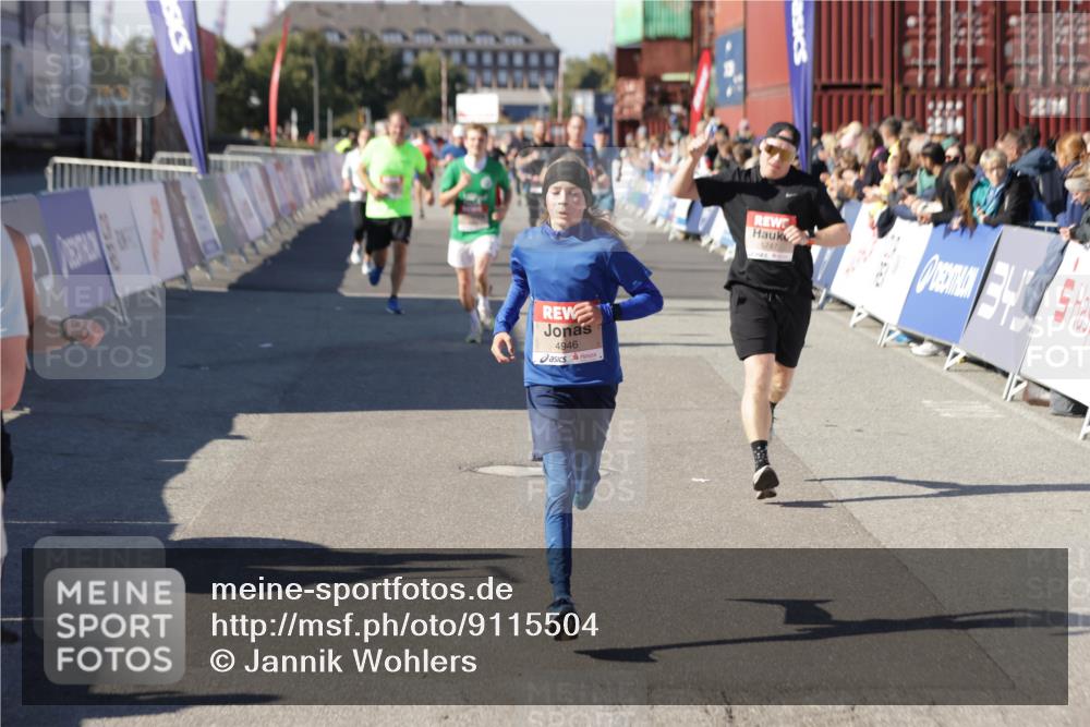03.10.2025 - Köhlbrandbrückenlauf Jannik Wohlers http://msf.ph/oto/9115504 03.10.2025 13:02:20 Ziel 4109, 4130, 4277, 4281, 4337, 4492, 4946, 5617, 5697, 5747, 5845, 6465, 6492 meine-sportfotos.de