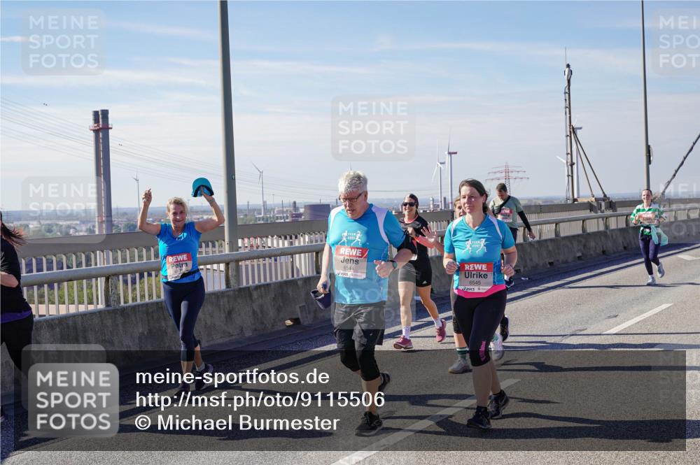 03.10.2025 - Köhlbrandbrückenlauf Michael Burmester http://msf.ph/oto/9115506 03.10.2025 12:56:58 Position 2 6544, 6545 meine-sportfotos.de