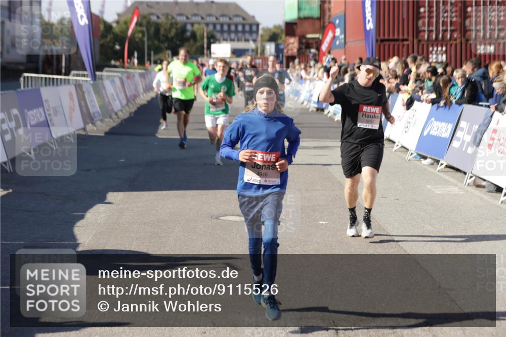 03.10.2025 - Köhlbrandbrückenlauf Jannik Wohlers http://msf.ph/oto/9115526 03.10.2025 13:02:21 Ziel 4109, 4130, 4271, 4277, 4281, 4337, 4492, 4783, 4946, 5617, 5697, 5747, 5845, 6465, 6492 meine-sportfotos.de