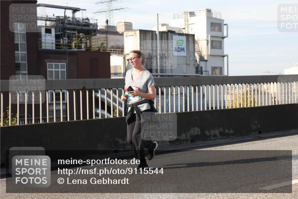 03.10.2025 - Köhlbrandbrückenlauf Lena Gebhardt http://msf.ph/oto/9115544 03.10.2025 10:18:15 Position 2  meine-sportfotos.de