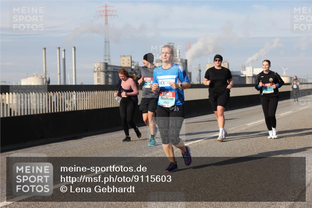 03.10.2025 - Köhlbrandbrückenlauf Lena Gebhardt http://msf.ph/oto/9115603 03.10.2025 10:18:29 Position 2 1111, 2520 meine-sportfotos.de