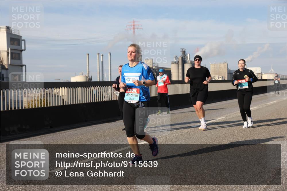 03.10.2025 - Köhlbrandbrückenlauf Lena Gebhardt http://msf.ph/oto/9115639 03.10.2025 10:18:29 Position 2 2520, 1111 meine-sportfotos.de