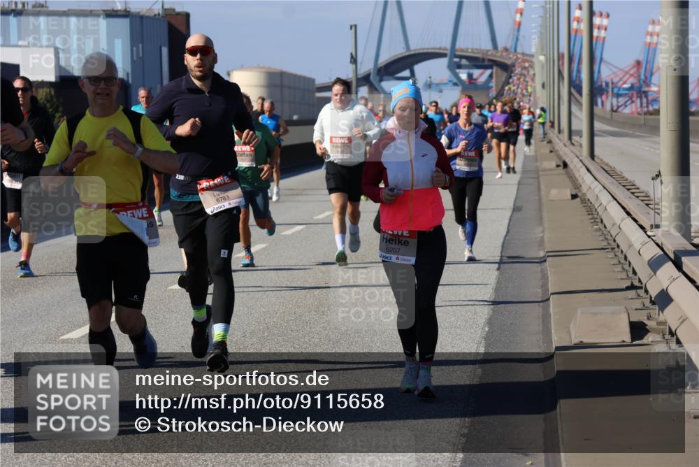 03.10.2025 - Köhlbrandbrückenlauf Strokosch-Dieckow http://msf.ph/oto/9115658 03.10.2025 12:49:17 Position 3 23, 00, 6783, 6207 meine-sportfotos.de