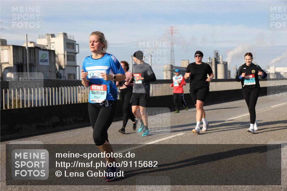 03.10.2025 - Köhlbrandbrückenlauf Lena Gebhardt http://msf.ph/oto/9115682 03.10.2025 10:18:30 Position 2 2520, 3103 meine-sportfotos.de