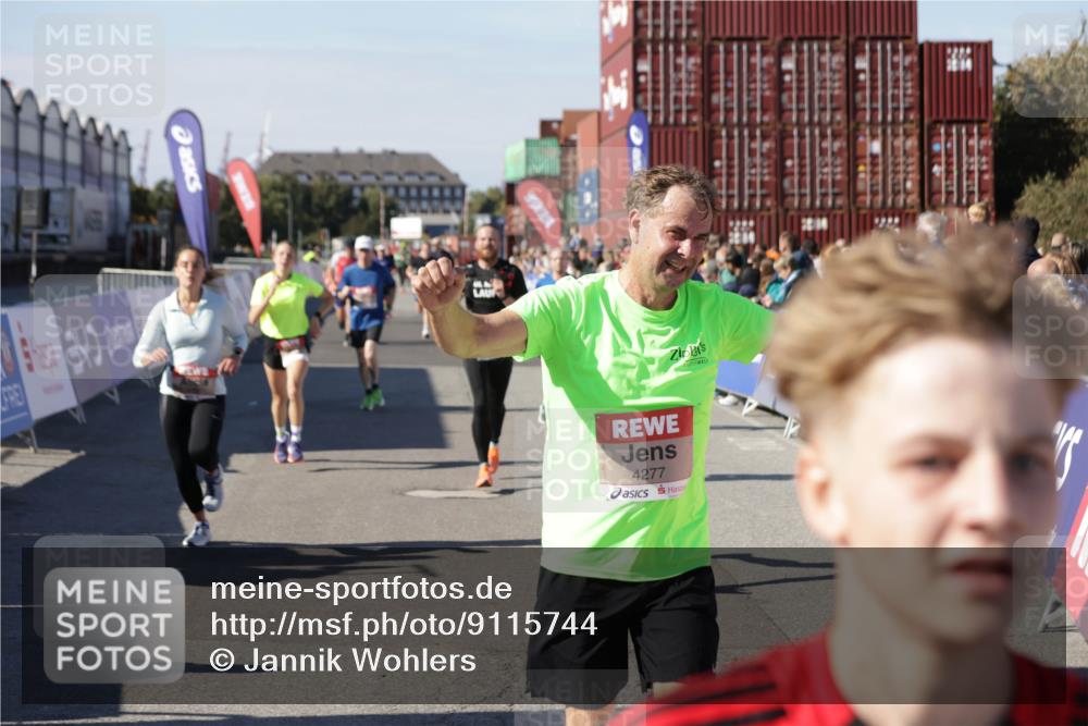 03.10.2025 - Köhlbrandbrückenlauf Jannik Wohlers http://msf.ph/oto/9115744 03.10.2025 13:02:27 Ziel 4187, 4271, 4277, 4337, 4380, 4492, 4783, 4946, 5080, 5617, 5697, 5747, 5784, 5845, 6465, 6492 meine-sportfotos.de