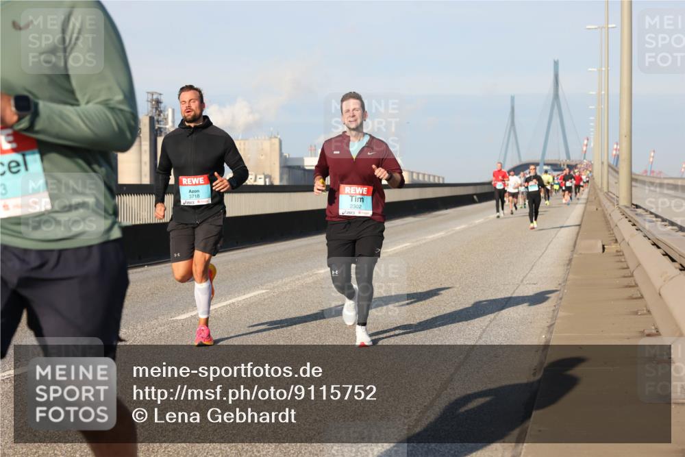 03.10.2025 - Köhlbrandbrückenlauf Lena Gebhardt http://msf.ph/oto/9115752 03.10.2025 09:43:44 Position 2 3, 3718, 2302 meine-sportfotos.de