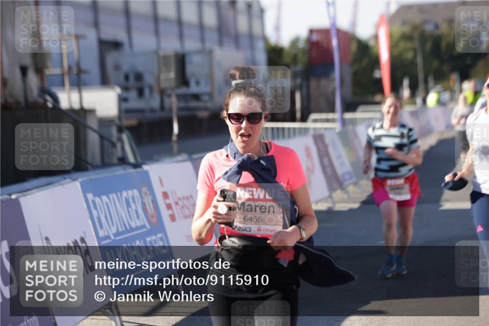 03.10.2025 - Köhlbrandbrückenlauf Jannik Wohlers http://msf.ph/oto/9115910 03.10.2025 13:33:03 Ziel 4582, 4941, 5110, 5187, 5273, 6067, 6376, 6455 meine-sportfotos.de