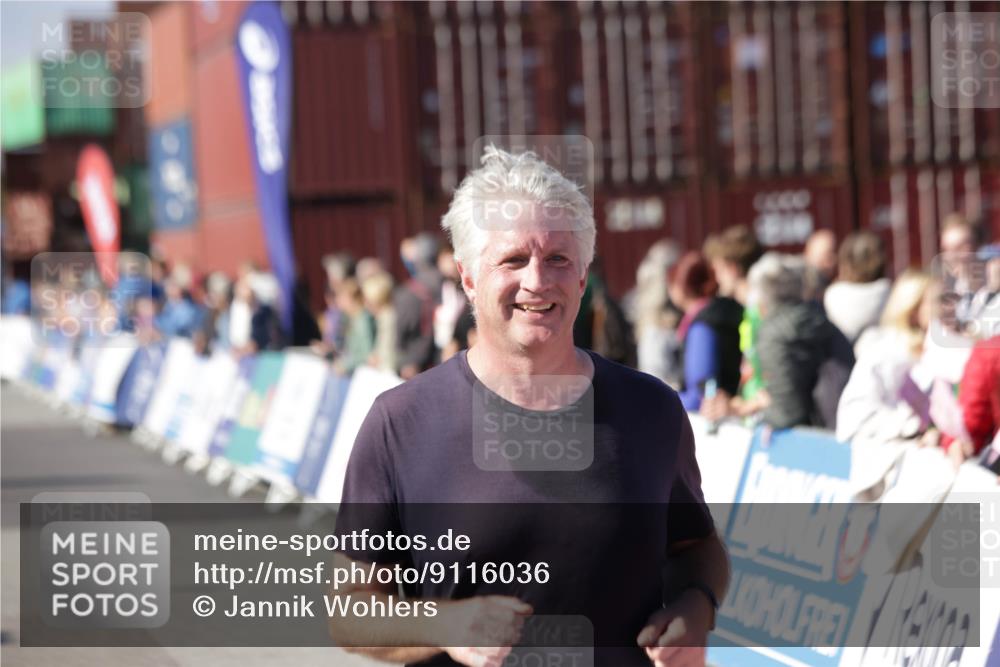 03.10.2025 - Köhlbrandbrückenlauf Jannik Wohlers http://msf.ph/oto/9116036 03.10.2025 13:33:06 Ziel 4582, 4941, 6067, 6376, 6455 meine-sportfotos.de