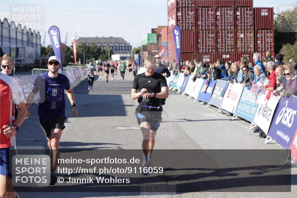 03.10.2025 - Köhlbrandbrückenlauf Jannik Wohlers http://msf.ph/oto/9116059 03.10.2025 13:02:35 Ziel 4024, 4187, 4271, 4277, 4380, 4783, 5080, 5726, 5784, 6320, 6321, 6479, 6783 meine-sportfotos.de