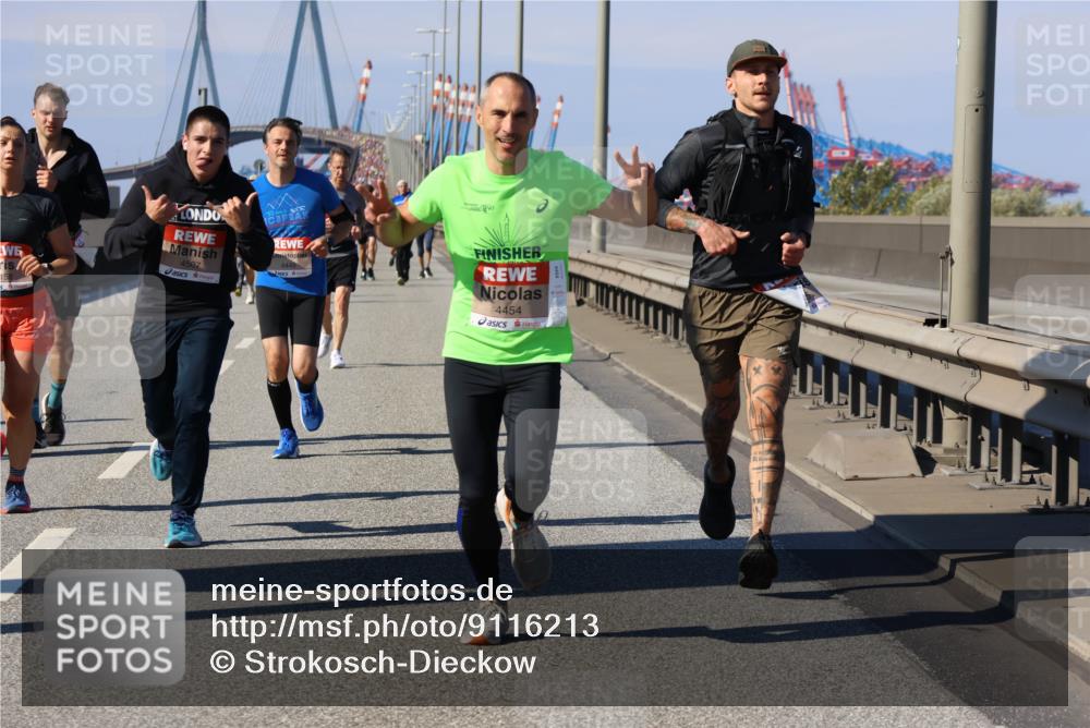 03.10.2025 - Köhlbrandbrückenlauf Strokosch-Dieckow http://msf.ph/oto/9116213 03.10.2025 12:50:40 Position 3 4449, 4507, 4454 meine-sportfotos.de